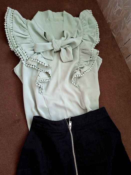 Ризка тюркоаз цвят с воали на ръкавите и пандела