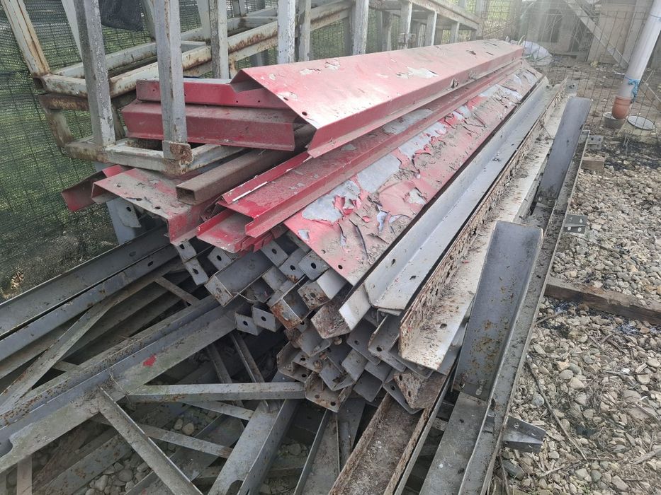 Hala metalica, birouri, locuință, grajd,magazie,depozit