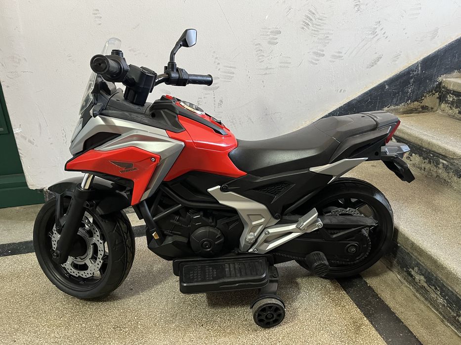 AIYAPLAY Motocicletă electrică pentru copii 3-6 ani cu licență Honda, faruri, muzică și roți ajutătoare, 107x46x75 cm, roșie