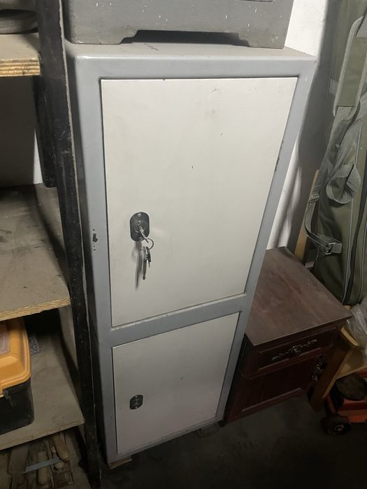 Металлический шкаф (сейф)