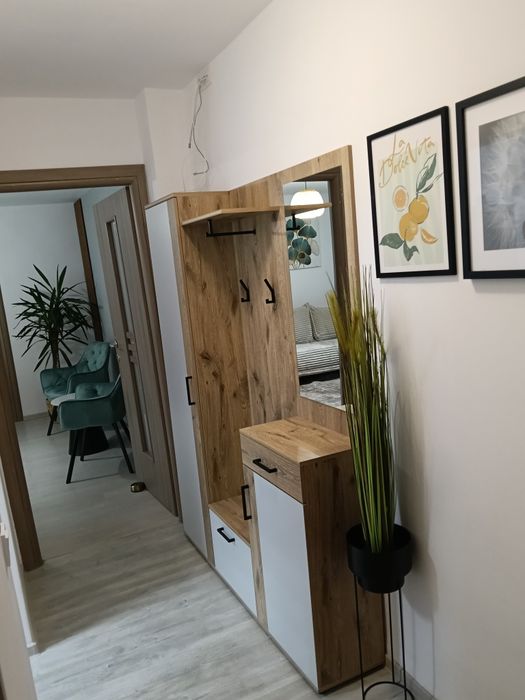 Vând apartament cu doua camere, renovat, mobilat,utilat nou, parcare