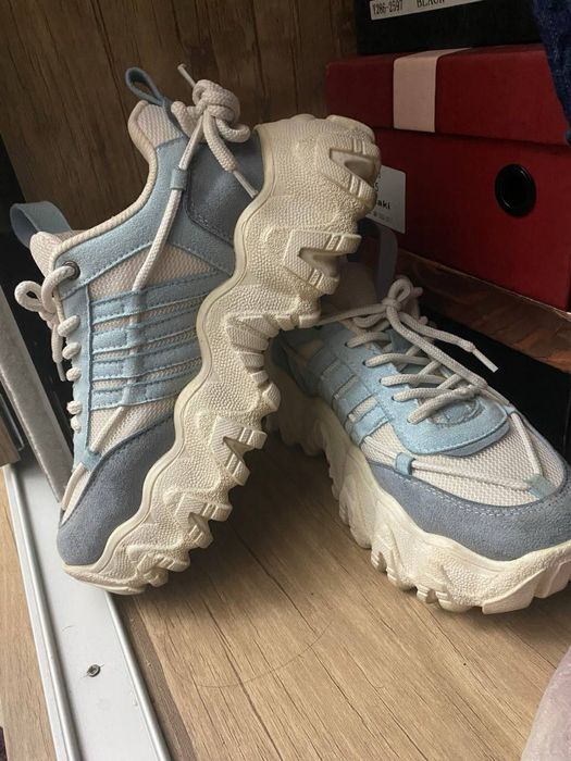 Женские кроссовки