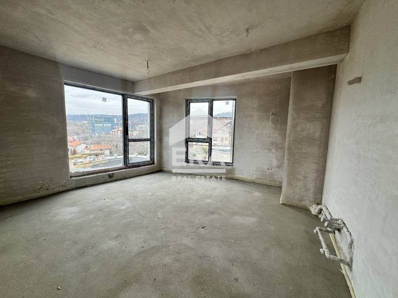 Тристаен апартамент пред Акт 15 по БДС за продажба в луксозна жилищна