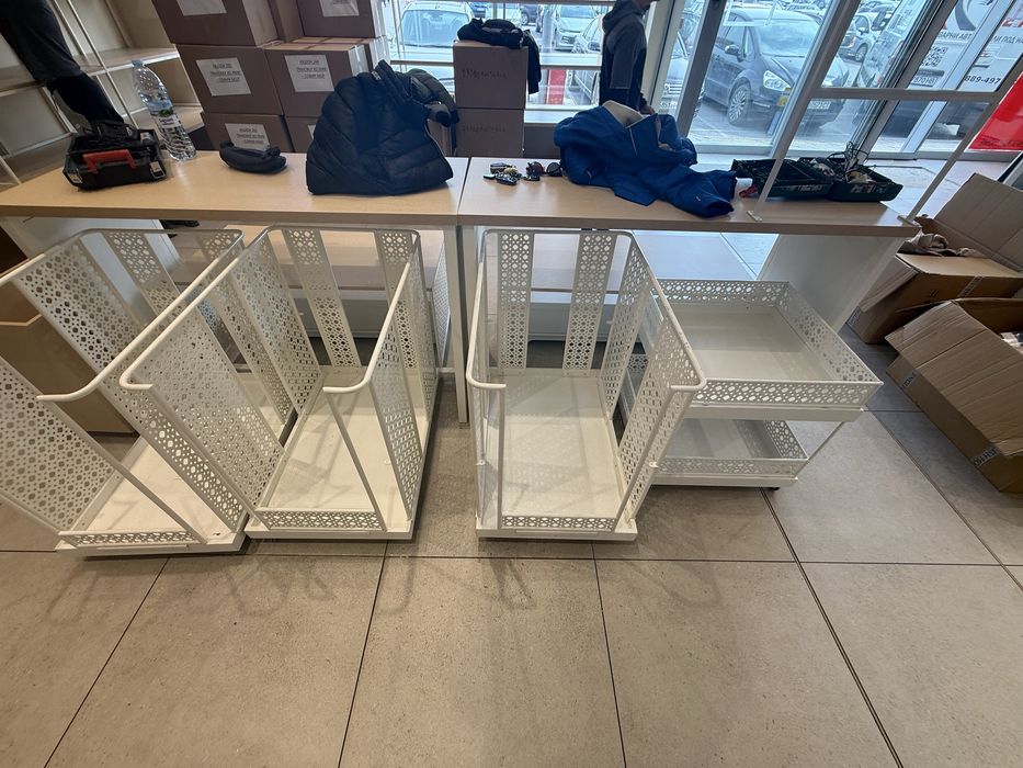 Продавам комплект търговско оборудване / щандове за магазин,