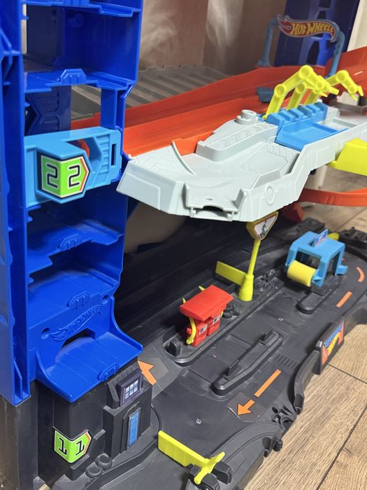 Продам Hot wheels Ultimate Garage
