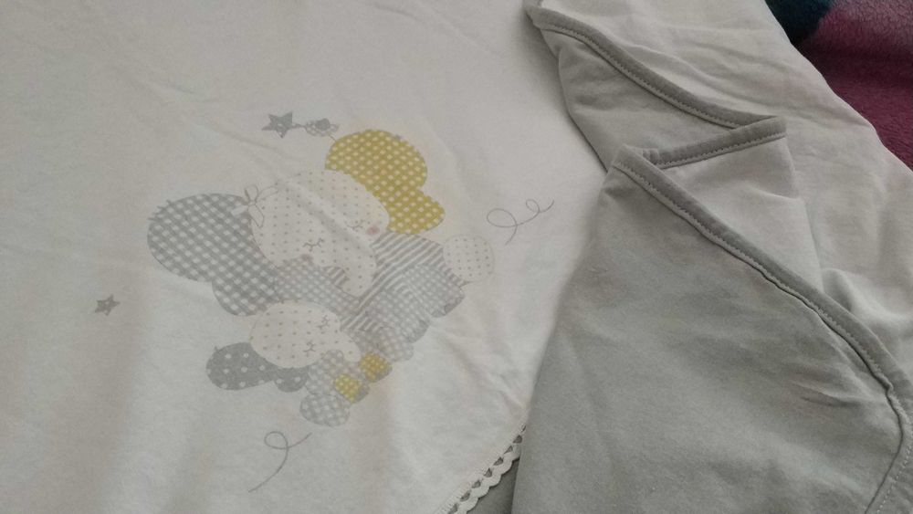 Порт-бебе, ръчно плетено одеало, памучна пелена и подаръци