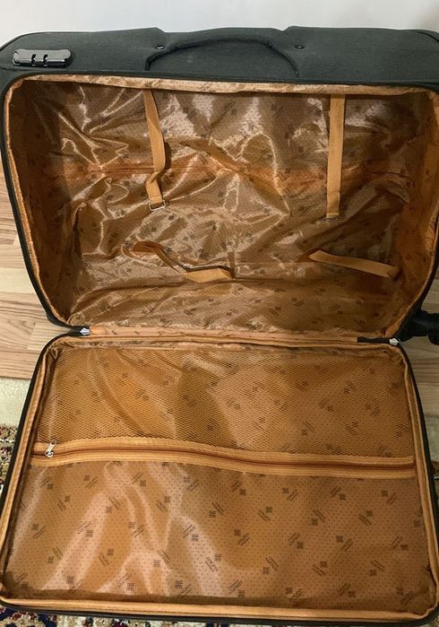 Продам новый чемодан