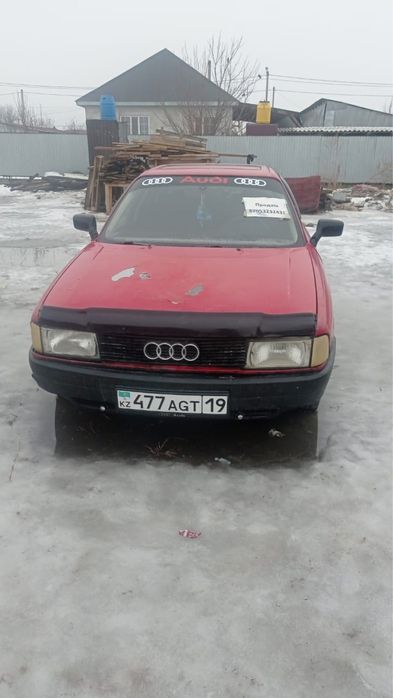 Машина Ауди красная