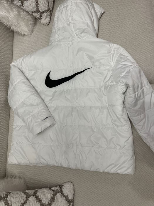 Дамско пролетно яке NIKE