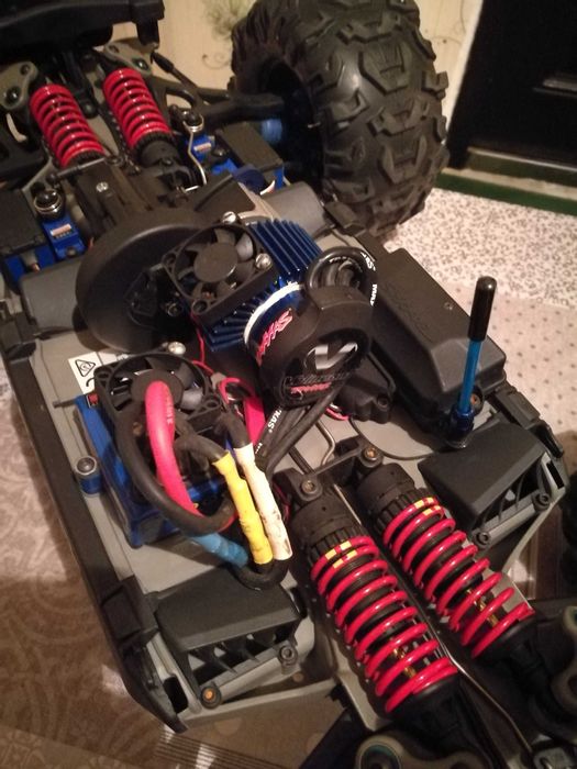 Traxxas Summit масштаб 1/8