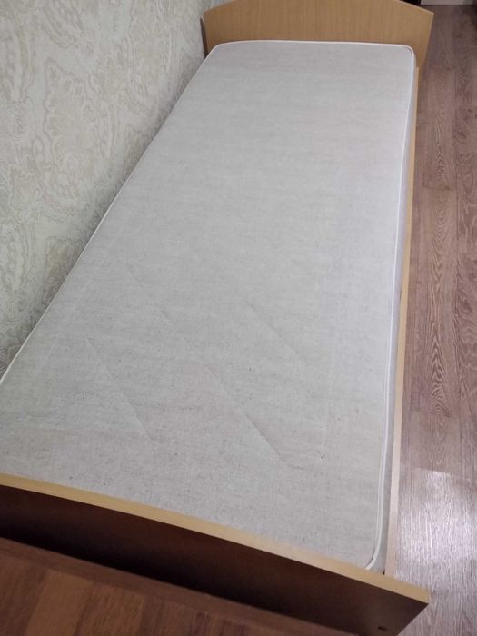 Продам кровать с матрасом