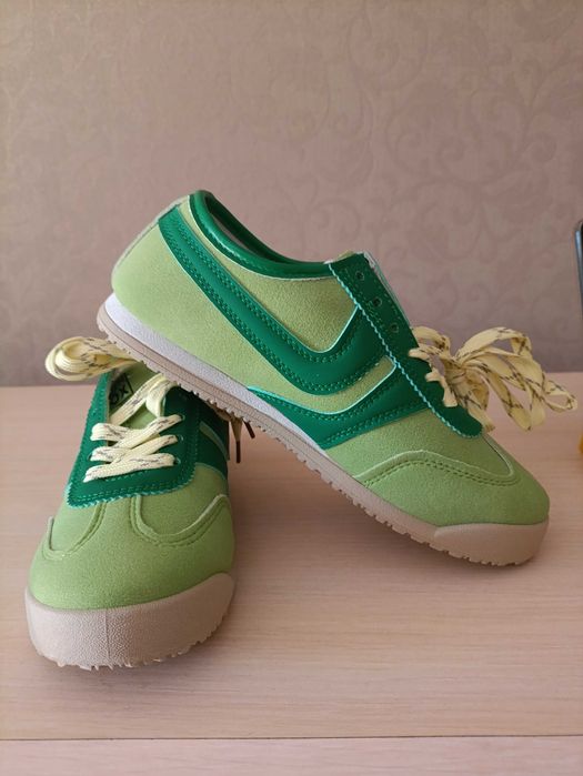 Продам новые кроссовки