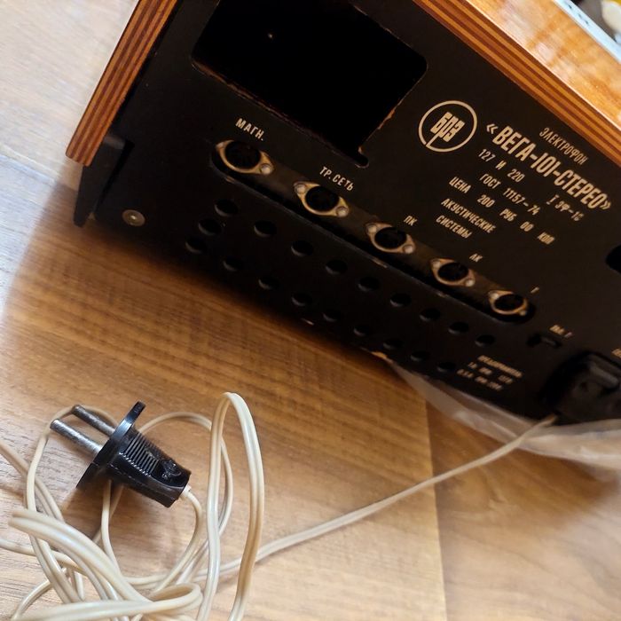 Продается электрофон (радиола)