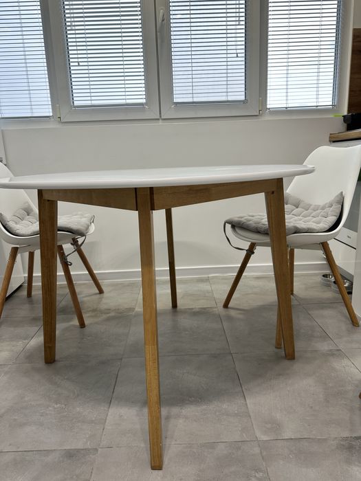 Маса за хранене. Бял и дървен цвят.