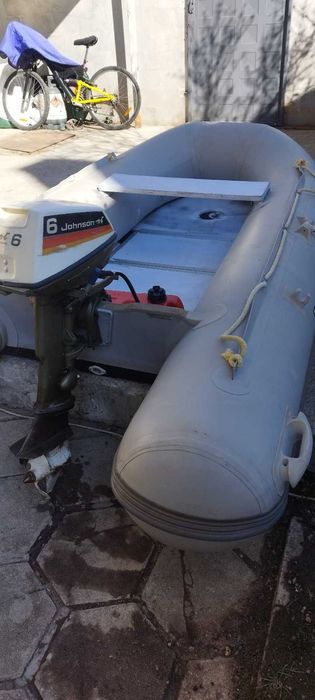 Лодка с двигател