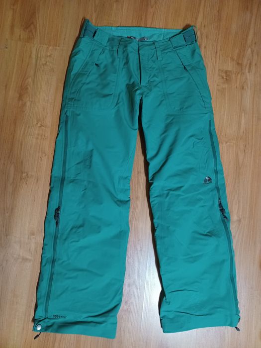 Панталон Nike ACG Goretex size M
Зелен е на цвят е с изолация. Носен е