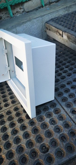 Продам щит металлический под автоматы ШРВ-12