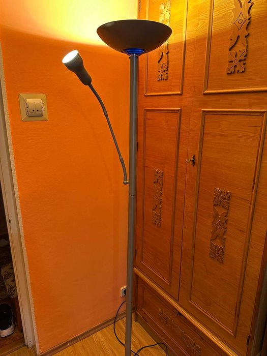 Lampa de podea cu două surse de lumină