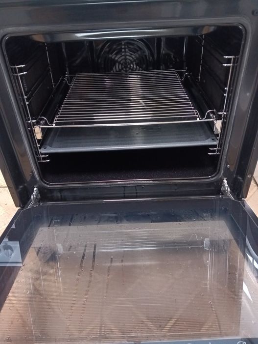 Свободно стояща печка с керамичен плот Gram с две години Гаранция!