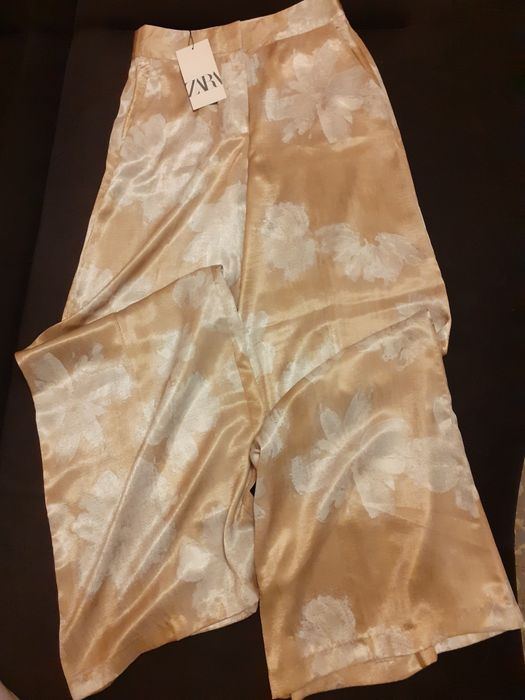 Pantaloni Zara largi și satinati XS noi