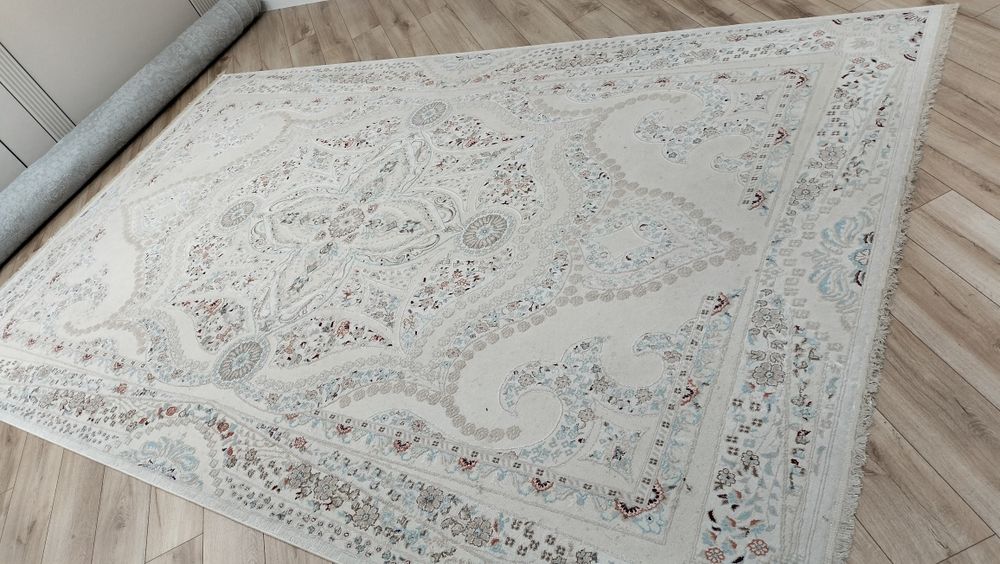 Ковёр в хорошем состоянии.