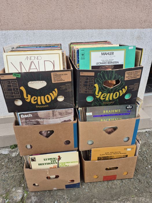Vând lot 100 de discuri vinil cu muzică clasică mixtă pentru pick-up.