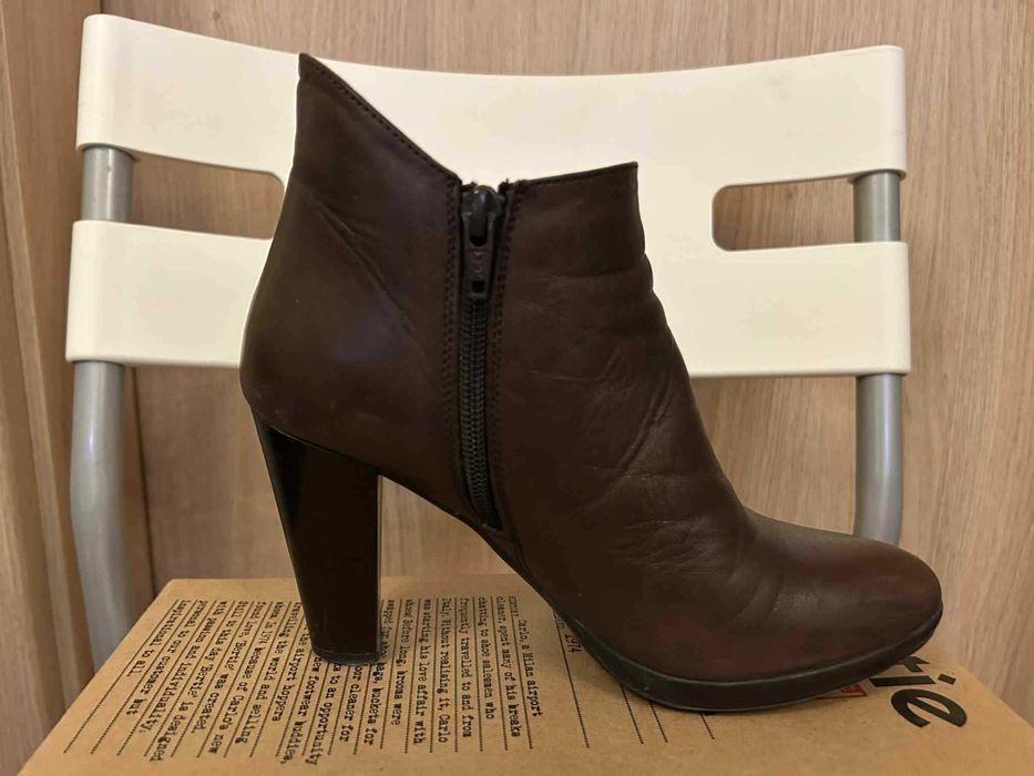 Тъмнокафяви дамски боти на ток