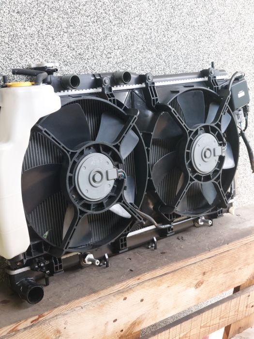 Радиатор охлаждения на Subaru Outback 2006 год .