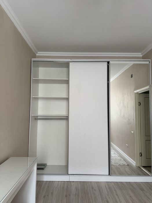 с 3 раздвижными зеркальными дверями