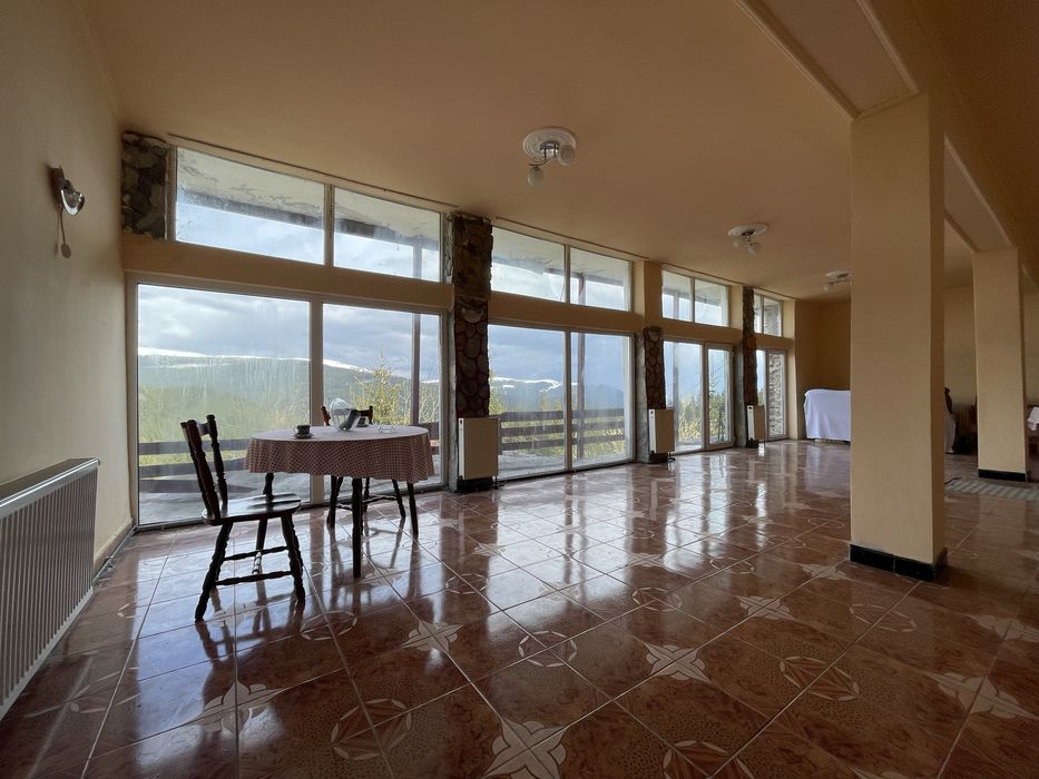 Pensiune in statiunea rânca , lînga vîrful păpușa