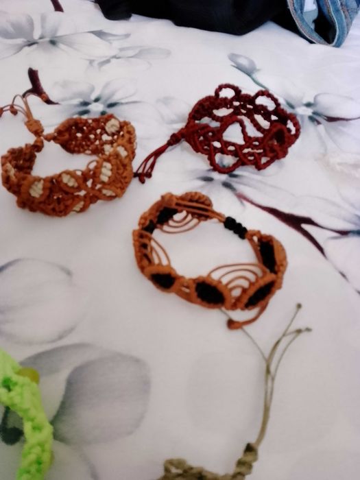 Гривни  изплетени с техника макраме 30 бр различни модели.