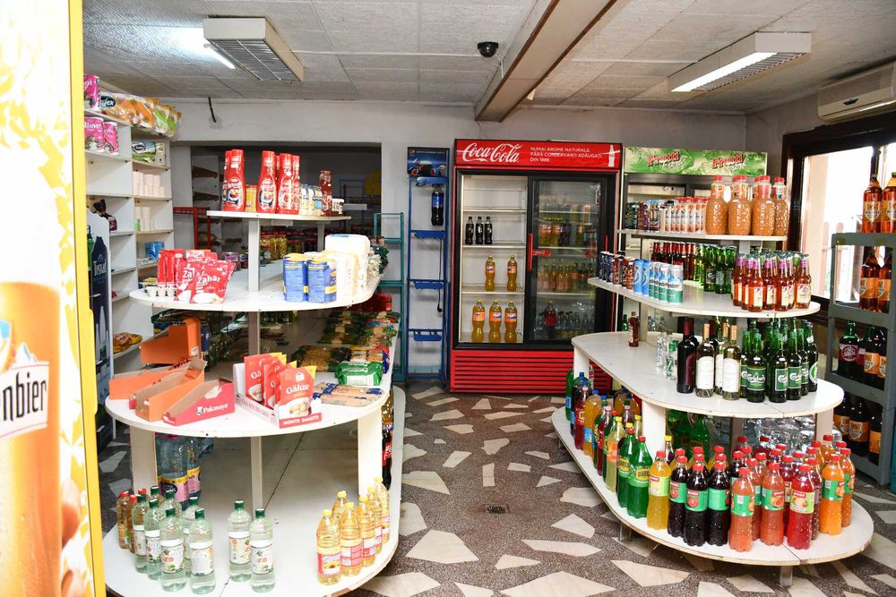Vand spatiu comercial cu anexe