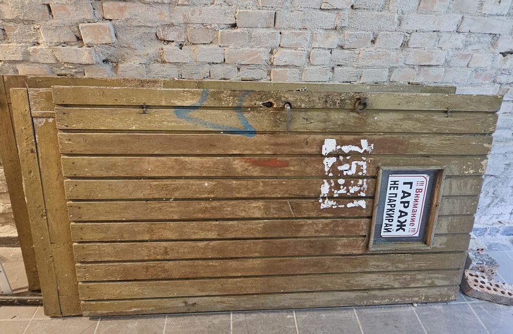 Масивнa гаражна врата - дървена - свалена