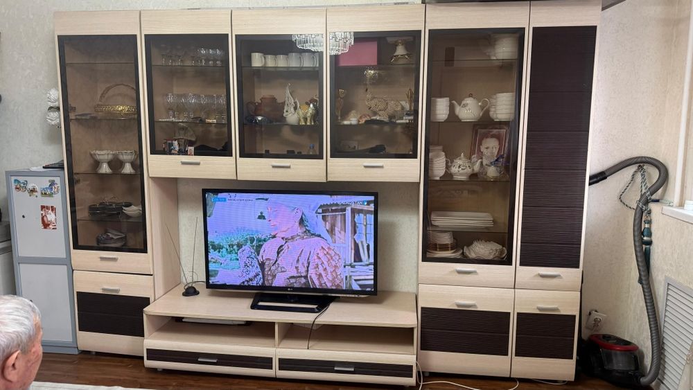 Стенка в гостиную в отличном состояние