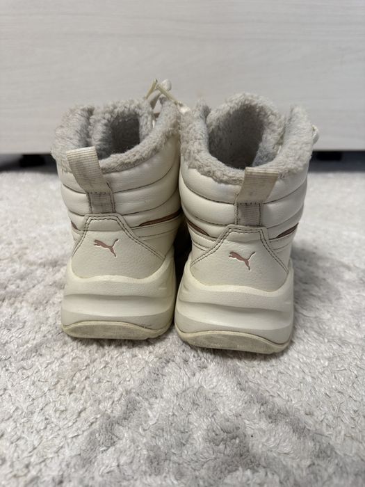 Молочные женские кроссовки Puma