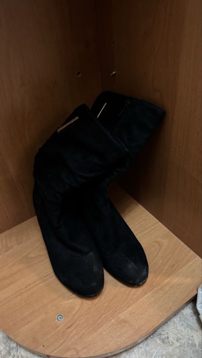 Черные замшовые сапоги