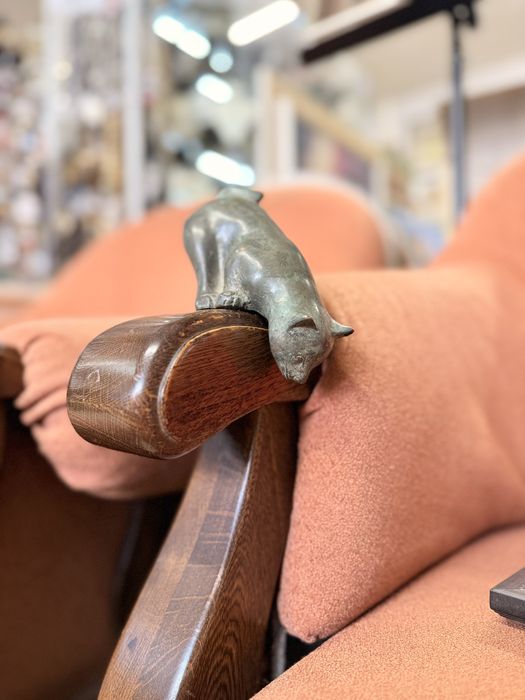 Бронзова фигура на котка