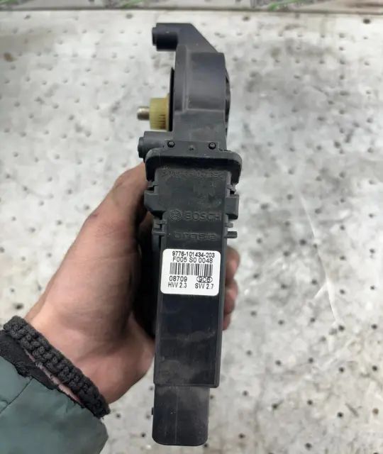 Motoras macara geam fata stanga Volkswagen VW Passat 2002