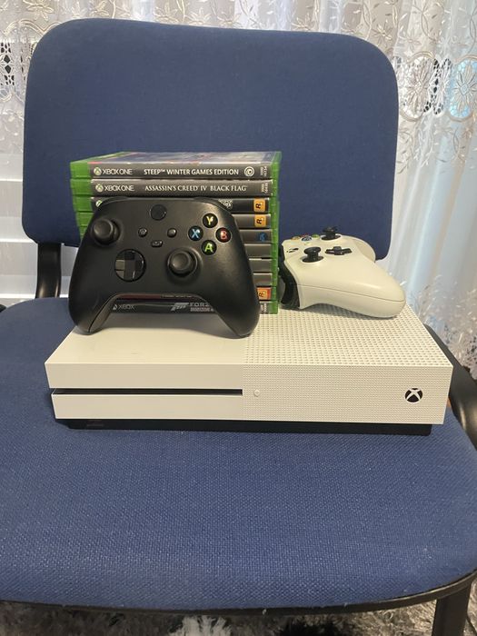 Vand xbox one s 1TB cu 2 controlere