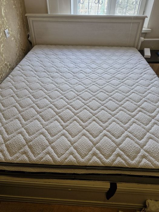 Двуспальная кровать