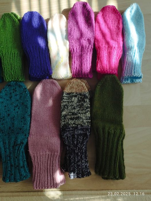 лот от бебешки и детски шапки, чорапки, ръкавици