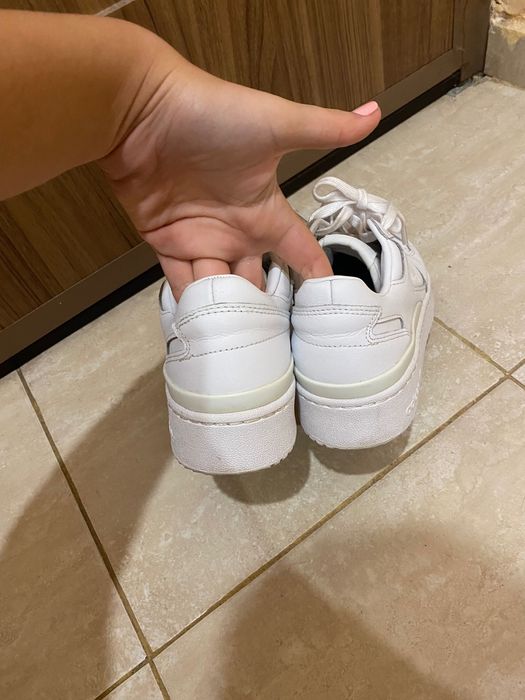 Сникърси на Адидас