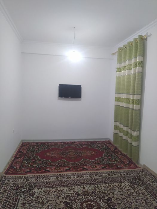 Termiz shahrida Kvartira 2 xonali muzsaroy oldida yangi uy odam yasham