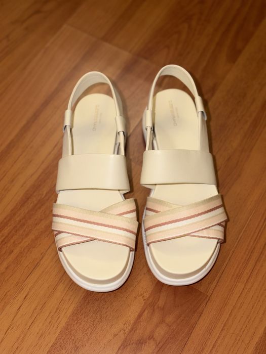 Cole Haan продается