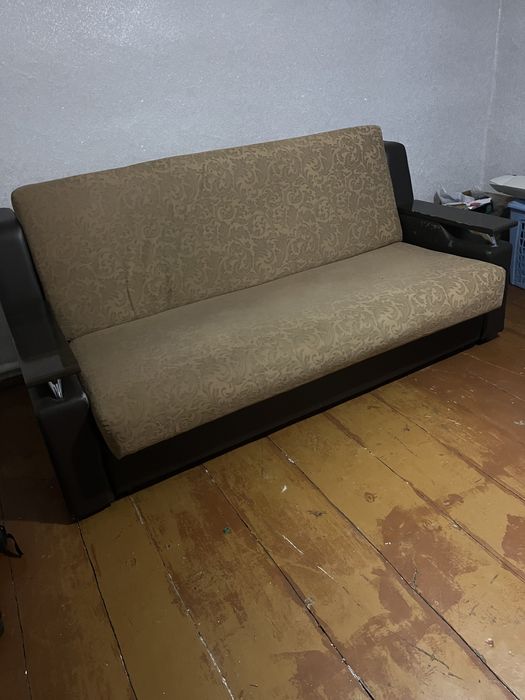 Продам диван  срочно