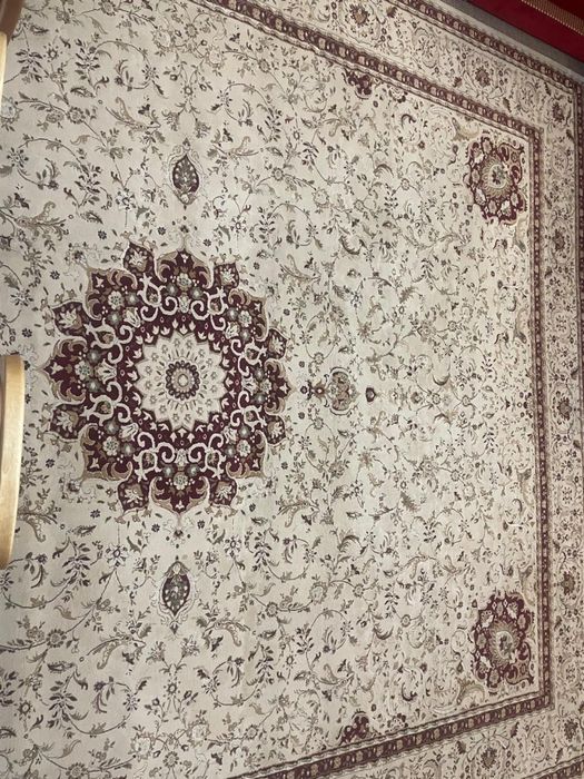 Шелковый ковер в гостиную