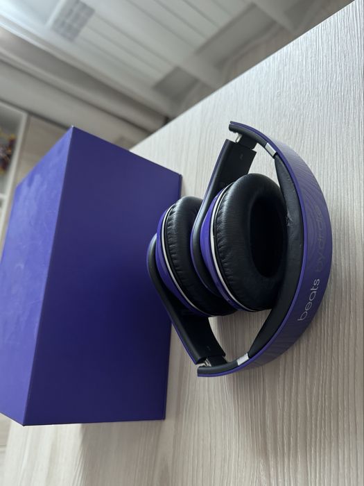 Наушники Beats.