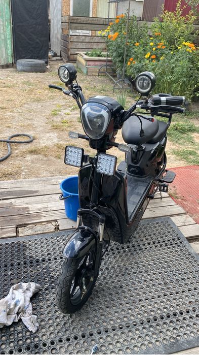 Продам скутер ск8