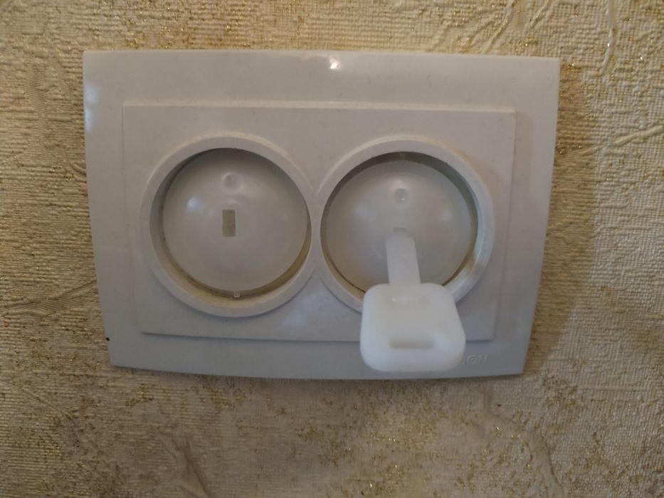 Защита и безопасность детей от проникновения в розетки