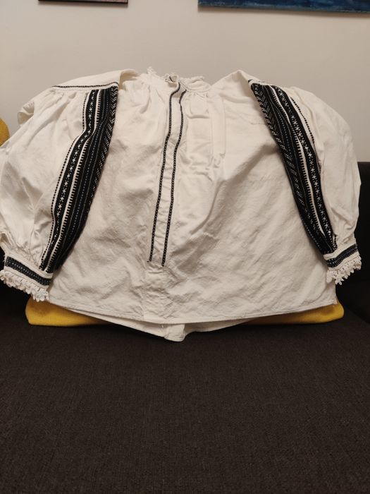 Ie tradițională lucrata manual